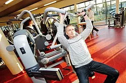 Testet die "Shoulder Press": Wilfried Hilse nutzt als neues "TeVita"-Mitglied das Angebot des Vereinssportzentrums. - © Foto: Krull