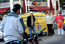 Peter Konopka steht am offenen Mikrofon der Montagsdemo auf dem Jahnplatz. Ihm geht es um die W&uuml;rde f&uuml;r arme Menschen. Er kommt seit sieben Jahren zu der Veranstaltung. - &copy; FOTO: BARBARA FRANKE