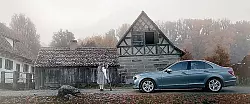 Eine moderne Mercedes-Karosse inmitten einer alten Dorfkulisse. Auf den ersten Blick f&auml;llt es kaum auf, dass es sich bei dem Videoclip um eine 
