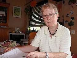 Doris Brockelt k&uuml;mmert sich neben der Pflege ihrer Eltern zu Hause auch um viel Papierkram, der dabei anf&auml;llt. - &copy; FOTO: JULIA B&Ouml;MER