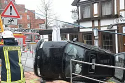 Dieser Polo kippte vor einer Gaststätte in Bielefeld-Brackwede auf die Seite. - © FOTO: A. EICKHOFF