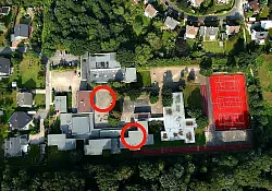 An diesen zwei Stellen auf dem Gel&auml;nde der Hauptschule Heepen &ndash; einmal unter dem Schulhof, einmal unter einem Geb&auml;udeteil &ndash; vermuten Experten Blindg&auml;nger aus dem Zweiten Weltkrieg. Die Schule bleibt bis zur Bergung geschlossen. - &copy; FOTO: NW