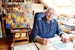 Im Hintergrund sein Werk "Kommunikation im Heinz-Nixdorf-Forum". Dazu hatte ihn ein Menschenauflauf inspiriert. 143 Figuren hat er eingearbeitet, Menschen, die er nicht kannte. Deshalb haben sie kein Gesicht. - &copy; Foto: Gallisch