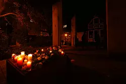 An der Gedenkst&auml;tte Ehemalige Synagoge an der Exterstra&szlig;e brannten Kerzen es waren Kr&auml;nze abgelegt worden. Besucher der Mahnwache auf dem Marktplatz konnten sie einzeln zum stillen Gedenken besuchen und Blumen ablegen. - &copy; Jost Wolf