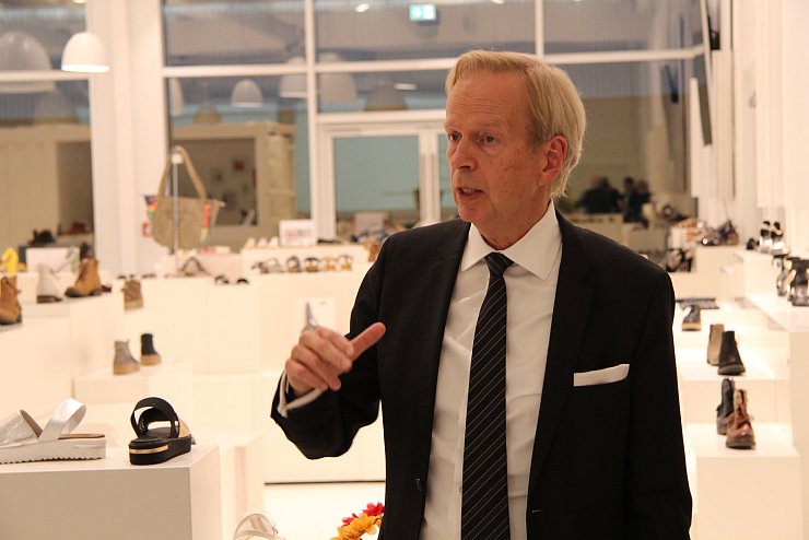 Dr. Wolfgang Illers, kaufmännischer Geschäftsführer, erläutert das Konzept der Firma Wortmann. 
- © Thorsten Engelhardt