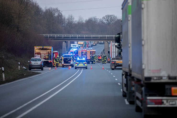 Die Bundesstraße 1 war mehrere Stunden lang gesperrt. - © Torben Gocke