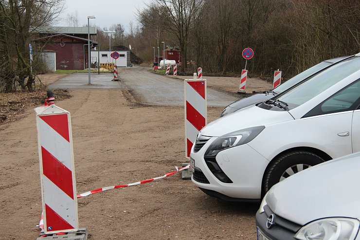 Noch nicht ganz fertig: Autos sind schon auf dem künftigen Park-and-Ride-Parkplatz abgestellt. Im Hintergrund ist links das planierte Feld für die Busumfahrung erkennbar. - © Wolfgang Becker(LZ)