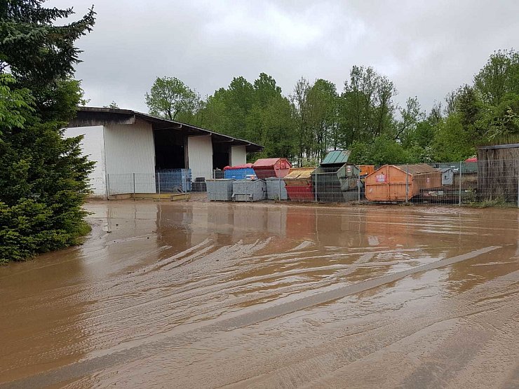Auf der Industriestraße vor der Firma Veolia in Humfeld stehen zentimeterhoch Wasser und Schlamm. - © Nadine Uphoff