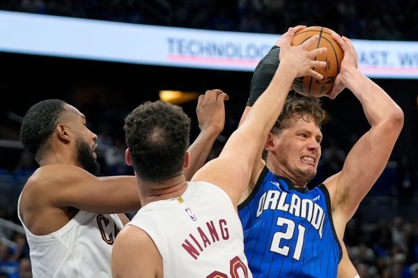 Moritz Wagner (r) und die Orlando Magic, haben das entscheidene Playoff-Spiel gegen Cleveland verloren. - © John Raoux/AP/dpa