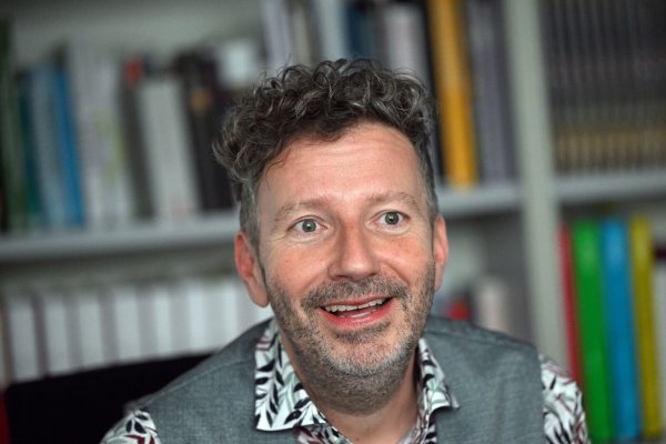 Thorsten Schorn beantwortet bei einem dpa-interview die Fragen. - © Federico Gambarini/dpa