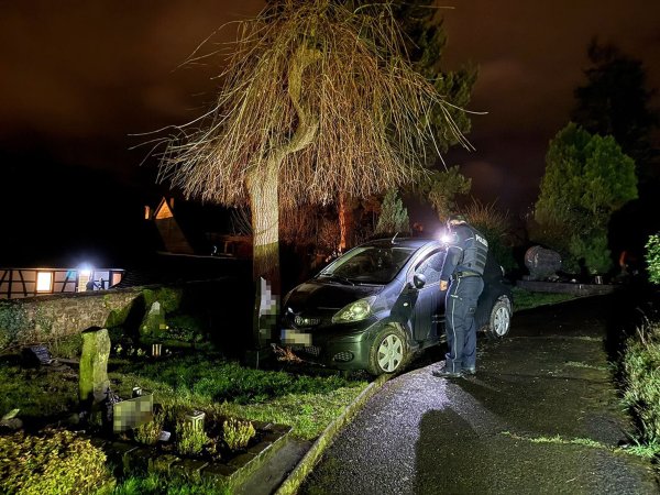 Eine Verfolgungsjagd mit der Polizei endet mit dem Zusammenprall mit einem Grabstein. - © Kreispolizei Euskirchen/dpa