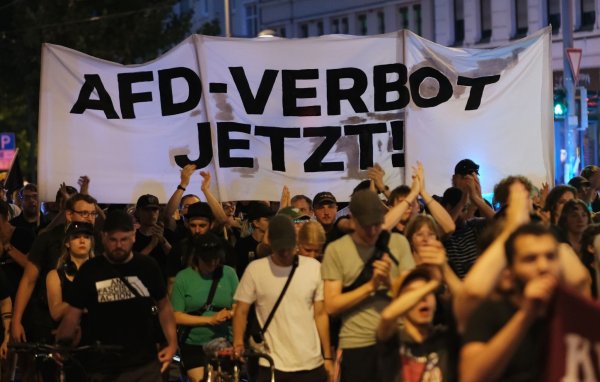 Bei Demonstrationen wird häufig der Ruf nach einem Verbot der AfD laut. Über einen Verbotsantrag müsste in jedem Fall das Bundesverfassungsgericht entscheiden. - © Sebastian Willnow/dpa