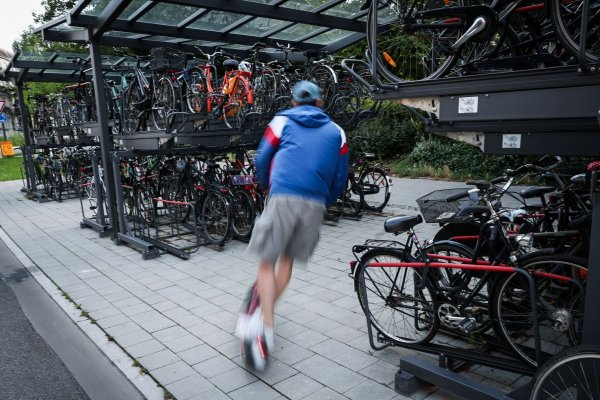 Behörden dürfen das Nutzen von Rad oder E-Scootern nicht im Voraus verbieten, weil der Verkehrsteilnehmer mal mit Alkohol oder unter Drogen gefahren ist. (Archivfoto) - © Christian Charisius/dpa