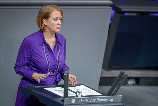 Bundesfamilienministerin Lisa Paus (Grüne) wurde dafür kritisiert, dass ihr Entwurf zu einem verbesserten Hilfsangebot für von Gewalt betroffene Frauen jetzt erst vorgelegt wurde. - © Kay Nietfeld/dpa