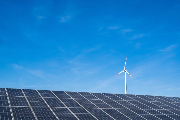 Die Stromerzeugung aus erneuerbaren Energiequellen stieg im dritten Quartal auf einen Rekordanteil (Archivbild). - © Peter Kneffel/dpa