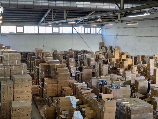 In einer Lagerhalle in Neuss hat der Zoll einen Rekordfund an illegalen E-Zigaretten gemacht. - © Zollfahndungsamt Essen/dpa