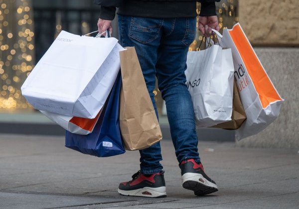 Großeinkauf vor Weihnachten: Nur eine Minderheit ist bereit, für nachhaltige Geschenke deutlich mehr zu bezahlen. - © Evelyn Denich/dpa