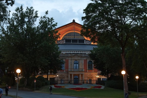 Den öffentlichen Haushalten geht es schlecht - die Bayreuther Festspiele müssen deshalb sparen. (Archivbild) - © Daniel Löb/dpa
