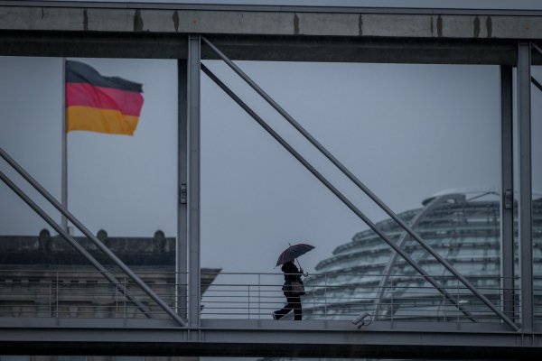 Wind und Regen bleiben auch am Wochenende ein Thema - © Kay Nietfeld/dpa