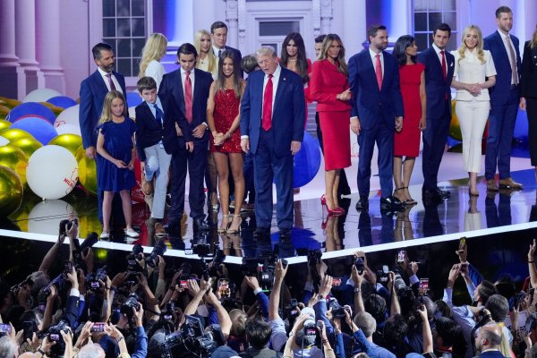Donald Trump im Kreise seiner Familie beim Parteitag der Republikaner in Milwaukee. (Archivbild) - © J. Scott Applewhite/AP/dpa