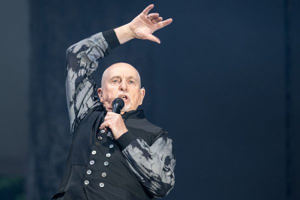 Peter Gabriel, britischer Musiker, singt auf der Waldbühne im Rahmen seiner - «i/o»-Tour. - © Hannes P. Albert/dpa