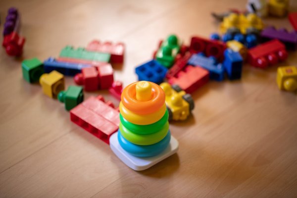 Spielzeug liegt in einer Kita. - © Sebastian Gollnow/dpa/Illustration