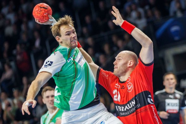 Mit acht Treffern bester Werfer: Berlins Mathias Gidsel (l). - © Andreas Gora/dpa