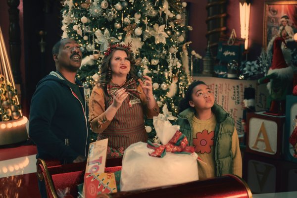 Eddie Murphy als Chris Carver, Jillian Bell als Pepper und Madison Thomas als Holly Carver in einer Szene aus «Candy Cane Lane». - © Claudette Barius/Amazon Prime/dpa