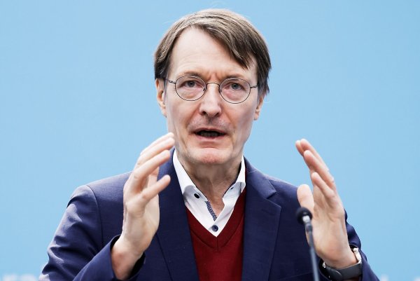 Bundesgesundheitsminister Karl Lauterbach will die Pharmabranche in Deutschland stärken. - © Carsten Koall/dpa