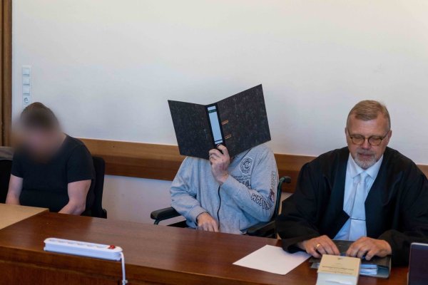 Mario S. (links) wird zu 12 Jahren Haft verurteilt, für Andreas V. gibt es 13 Jahre. Beide sollen anschließend in Sicherungsverwahrung. - © Jannik Stodiek