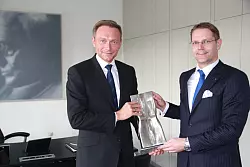 Ehrung für das Ehrenamt: Markus Schön überreicht Christian Lindner in Düsseldorf den Preis „Giving Gift“. - © Martin Teschke