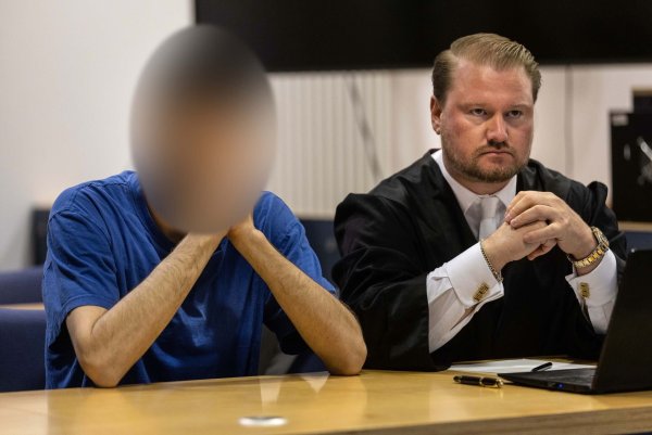 Mit vier Benzinkanistern soll der angeklagte 24-Jährige (links neben seinem Anwalt) zur Wohnung der Familie seiner Ex-Verlobten gegangen sein. (Archivbild) - © Dieter Menne/dpa