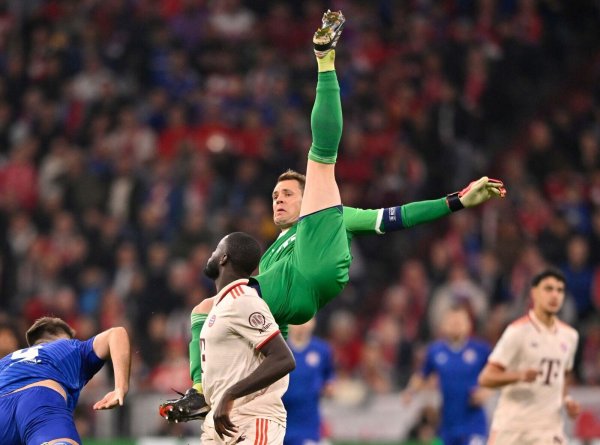 Bei dieser Rettungstat gegen Zagreb verletzte sich Manuel Neuer. - © Michael Weber/Eibner-Pressefoto/dpa