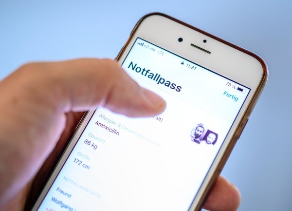 Im «Notfallpass» lässt sich neben Blutgruppe, Allergien oder Organspender-Status auch angeben, welche Medikamente man nimmt und wer im Notfall kontaktiert werden soll. - © Zacharie Scheurer/dpa-tmn