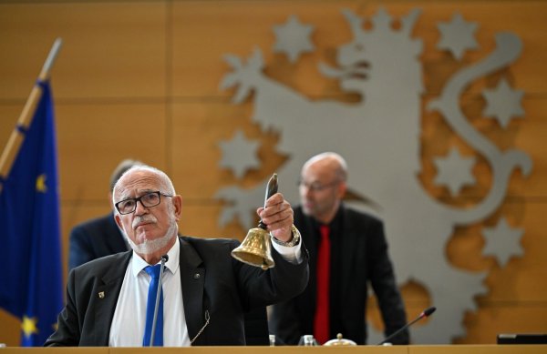 Er steht im Mittelpunkt des Polittheaters im Thüringer Landtag: AfD-Alterspräsident Jürgen Treutler. - © Martin Schutt/dpa