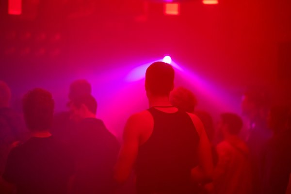 Tanzen, Feiern, Mitgestalten: Bei der langen Nacht der Jugendkultur ist das Programm auf Jugendliche zugeschnitten. (Foto Illustration) - © Fabian Sommer/dpa