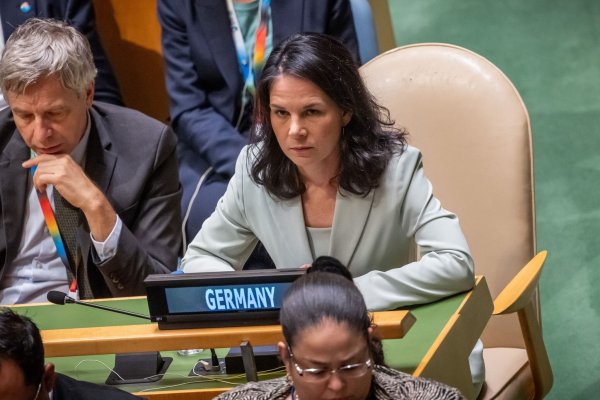 Eindringlich plädiert Außenministerin Annalena Baerbock vor den UN für ein Ende der Gewalt in Nahost. - © Michael Kappeler/dpa