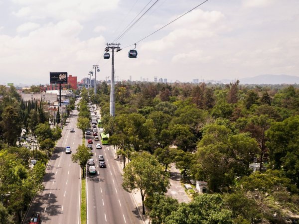 Schneller und höher unterwegs: Die neue Seilbahn Cablebús Línea 3 in Mexiko-Stadt bietet beeindruckende Ausblicke und soll jährlich 12 Millionen Passagiere transportieren. - © Doppelmayr Group/dpa-tmn