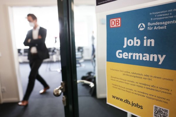 Die Integration von Ukrainerinnen und Ukrainern auf dem deutschen Arbeitsmarkt scheint in die Gänge zu kommen (Archivbild). - © Oliver Berg/dpa