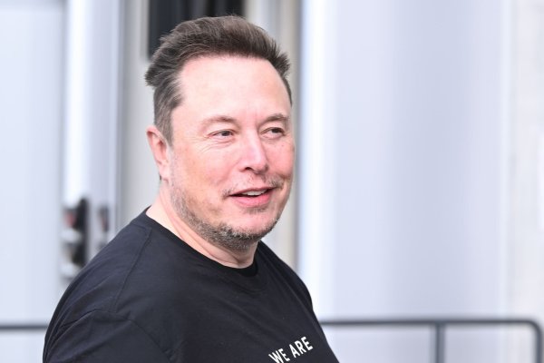 Elon Musk will sich des hohen Krankenstands im Tesla-Werk in Grünheide annehmen. - © Sebastian Gollnow/dpa