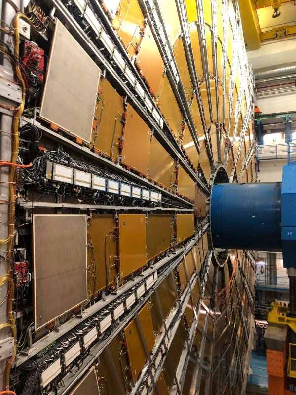 Die gigantische Maschine, der Teilchenbeschleuniger LHC, liegt in einem 27 Kilometer langen Tunnel unter der Erde im schweizerisch-französischen Grenzgebiet (Archivbild) - © Christiane Oelrich/dpa