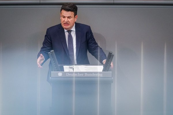 Minister Hubertus Heil will stabile Rente - © Kay Nietfeld/dpa
