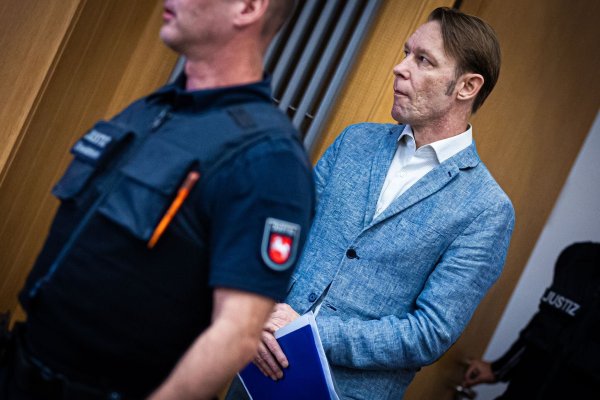 Ein Gutachter kommt zu dem Schluss, dass der Angeklagte Christian B. gefährlich ist. (Archivfoto) - © Moritz Frankenberg/dpa-Pool/dpa