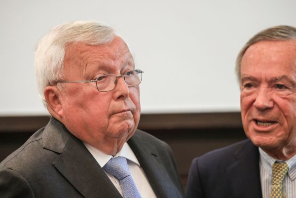 Christian Olearius in einem Saal des Bonner Landgerichts, wo ein Verfahren gegen ihn im Sommer 2024 wegen Verhandlungsunfähigkeit eingestellt wurde. (Archivbild) - © Oliver Berg/dpa