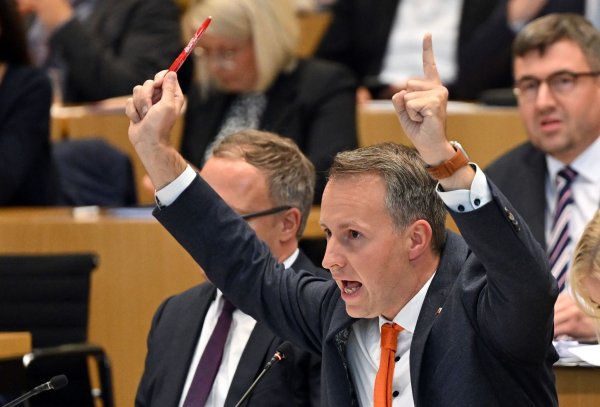 Bei der ersten Sitzung des Thüringer Landtags kam es zum Eklat: Der parlamentarische Geschäftsführer der CDU-Fraktion, Andreas Bühl, sieht die Rechte der Abgeordneten beschnitten und kündigte den Gang zum Verfassungsgerichtshof an. - © Martin Schutt/dpa