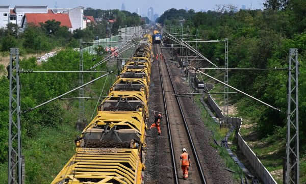 Die Generalsaneriung wichtiger Korridore startete im vergangenen Jahr auf der Riedbahn zwischen Frankfurt und Mannheim. (Archivbild) - © Arne Dedert/dpa