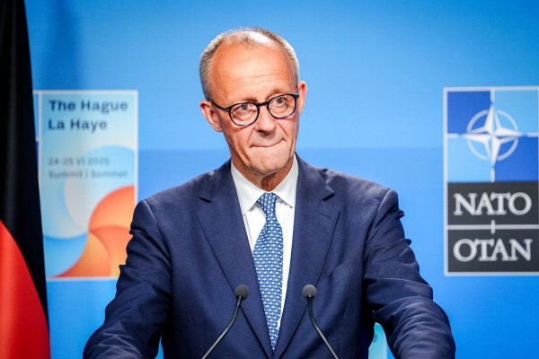 Bundeskanzler Friedrich Merz (CDU) äußert sich in Den Haag vor Journalisten zu den Ergebnissen des Nato-Gipfels mit US-Präsident Donald Trump. - © Kay Nietfeld/dpa