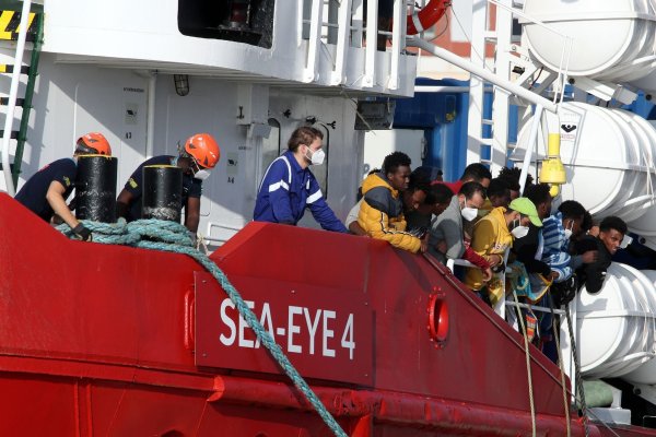 Die Seenotretter fürchten, dass sie künftig weniger Menschen helfen können. (Archivbild) - © Alberto Lo Bianco/LaPresse/AP/dpa