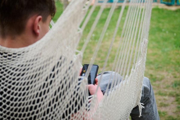 Viele Jugendliche bringen enorm viel Zeit vor ihrem Handy und in den sozialen Medien. - © Annette Riedl/dpa