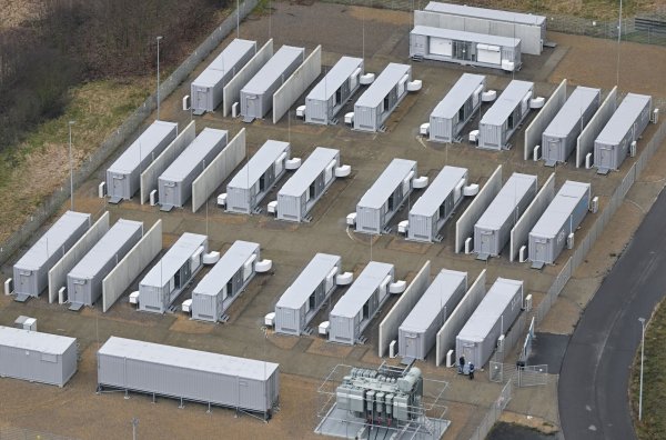 Ein Batteriepark in der Lausitz. Ein im nordrhein-westfälischen Waltrop geplanter Batteriepark soll bis 2028 ebenfalls in Containerbauweise errichtet werden. (Symbolbild) - © Patrick Pleul/dpa